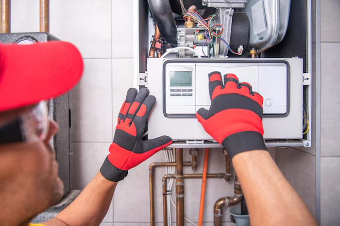 Técnico da Thermogás realizando manutenção